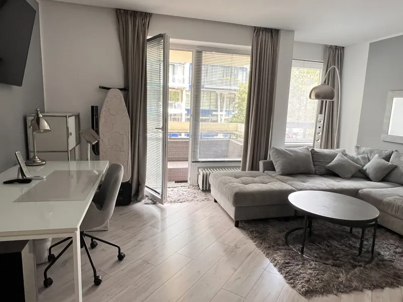 Befristet auf 1 Jahr: möblierte 1-Zimmer-Wohnung  mit Balkon nahe S Halensee — photo 1